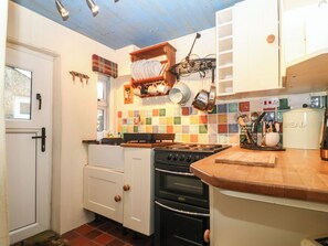 Electric kettle, toaster, cookware/dishes/utensils - Bod Feurig (Caernarfon)