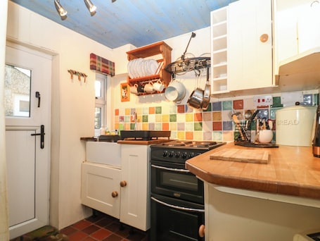 Electric kettle, toaster, cookware/dishes/utensils