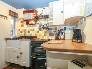 Tetera/pava eléctrica, tostadora, utensilios de cocina