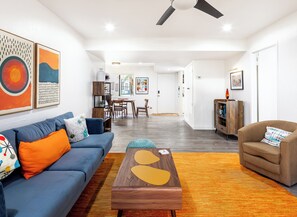 Smart TV, mesa de pingue-pongue, livros