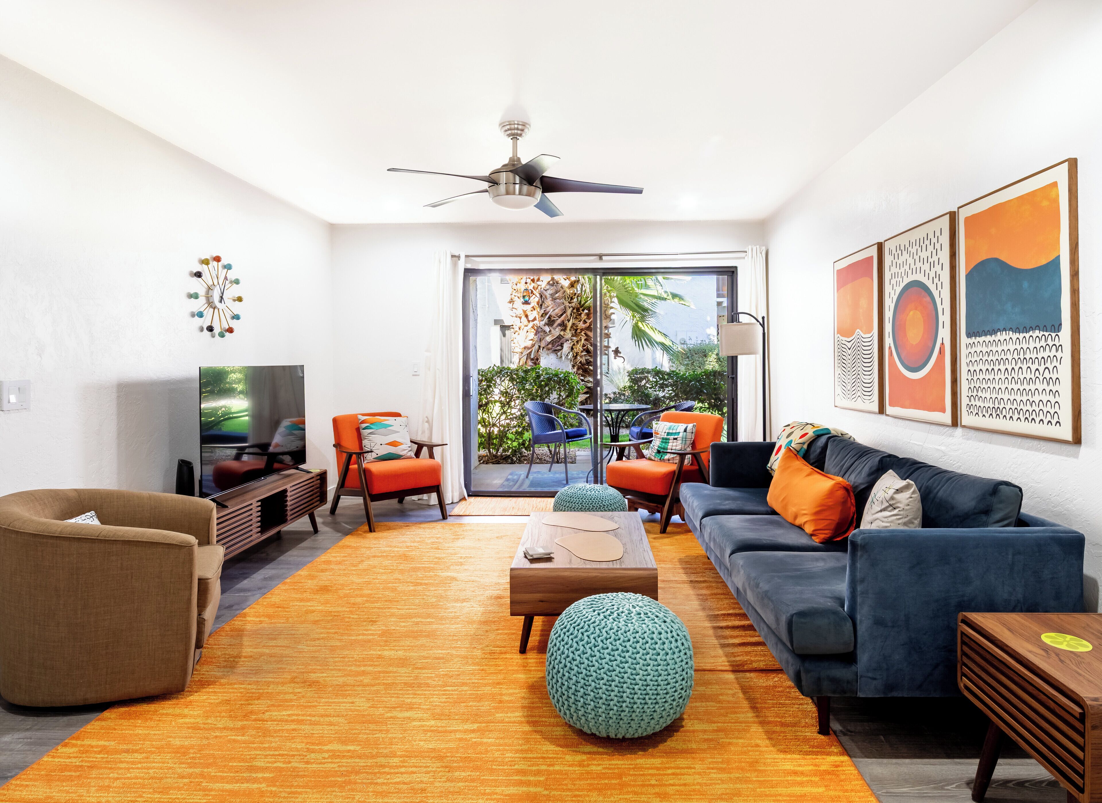 Smart-TV, Tischtennisplatte, Bücher