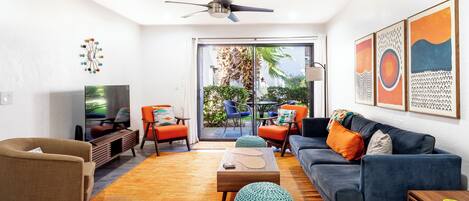 Smart-TV, Tischtennisplatte, Bücher