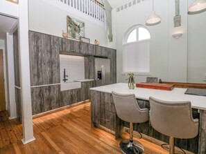 Een vaatwasser, een waterkoker, een broodrooster