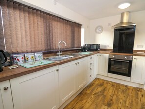 Cottage | Private kitchen - Y Gweithdy Rhos Eirin (Clynderwen)