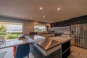 Fridge, microwave, oven, stovetop - The Andromeda Hideaway - 6BR, Hot tub, BBQ (Lake Tekapo)