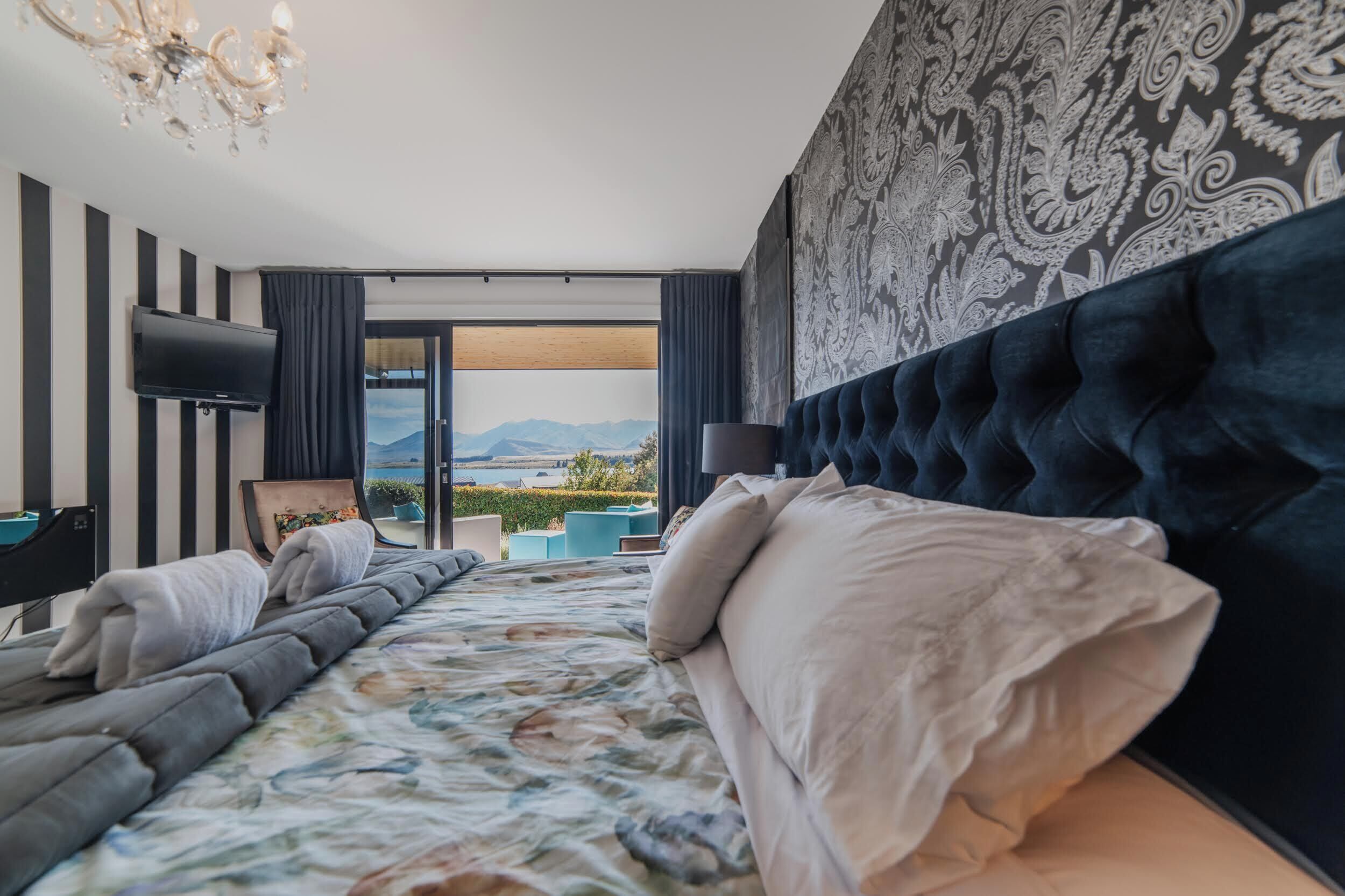 6 bedrooms, iron/ironing board, WiFi, bed sheets