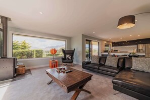 Télévision, cheminée, livres