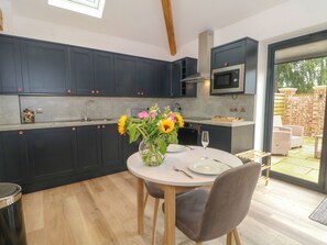 Peti sejuk, mesin basuh pinggan mangkuk, cerek elektrik, pembakar roti 