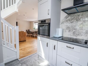 กาต้มน้ำไฟฟ้า, เตาปิ้งขนมปัง, เครื่องครัว/จาน/ช้อนส้อม