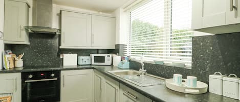 Refrigerador, lavavajillas, tetera/pava eléctrica, tostadora