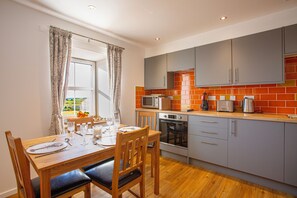 Fridge, dishwasher, electric kettle, toaster - 3 Sollas (Isle of North Uist)