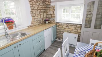 Tủ lạnh, ấm điện, lò nướng bánh mì, dụng cụ nấu nướng/bát dĩa/dao nĩa