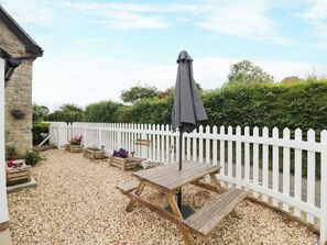 Outdoor dining - The Cottage (Stratford-upon-Avon)