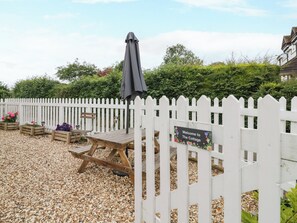 Outdoor dining - The Cottage (Stratford-upon-Avon)