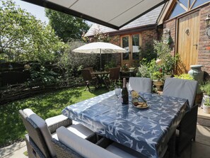 Outdoor dining - The Old Byre (Salisbury)