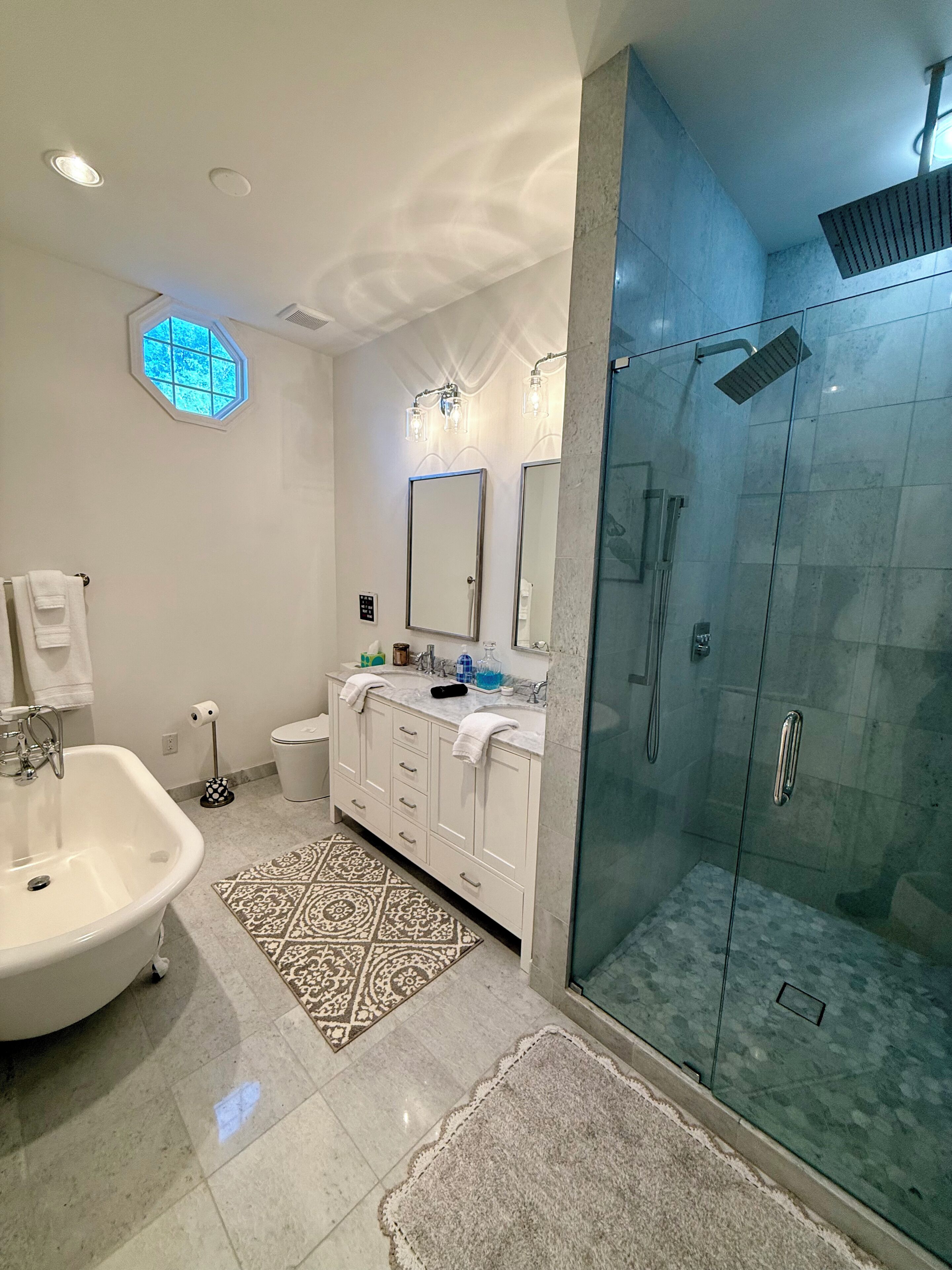 Deluxe Room, 1 King Bed, Ground Floor | Bathroom