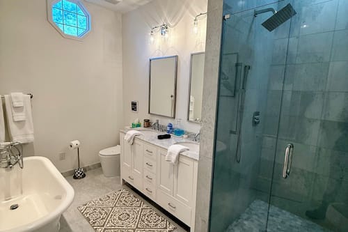 Deluxe Room, 1 King Bed, Ground Floor | Bathroom | Shower, free toiletries, hair dryer, bathrobes
