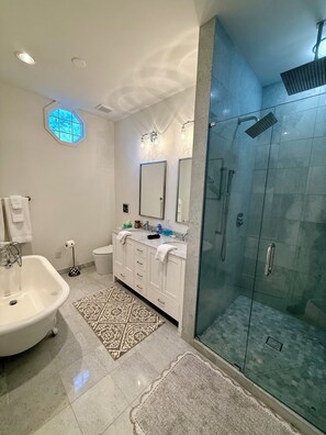 Deluxe Room, 1 King Bed, Ground Floor | Bathroom