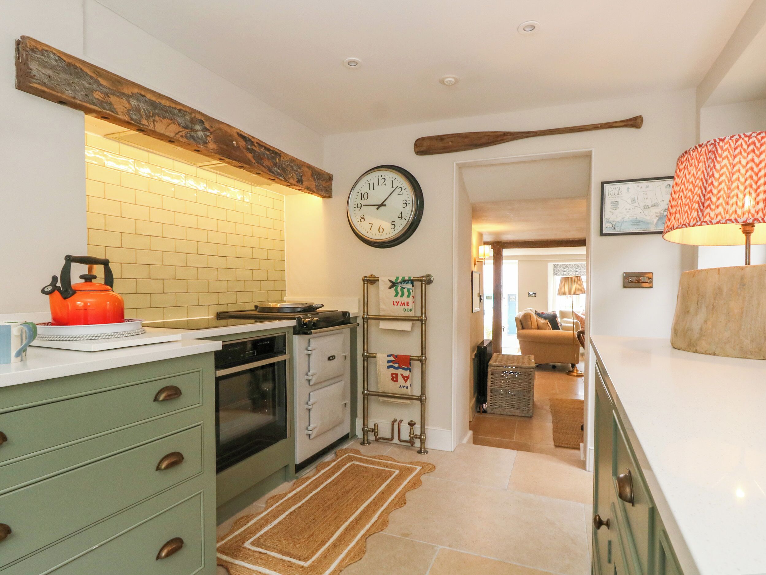 Een koelkast, een waterkoker, een broodrooster