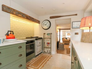 Fridge, electric kettle, toaster, cookware/dishes/utensils - Holly Cottage (Lyme Regis)