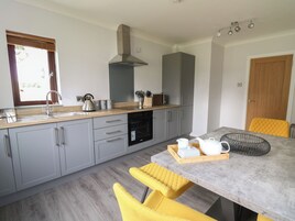 Tetera/pava eléctrica, tostadora, utensilios de cocina