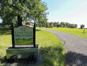 Property grounds - Limetree Luxury Glamping Portland (Retford)