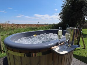 Outdoor spa tub - Limetree Luxury Glamping Portland (Retford)