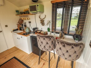 Fridge, electric kettle, toaster, cookware/dishes/utensils - Limetree Luxury Glamping Portland (Retford)