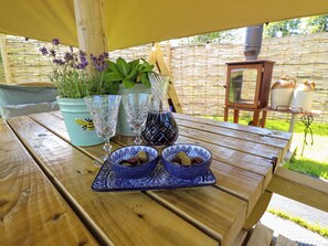 Outdoor dining - Limetree Luxury Glamping Portland (Retford)