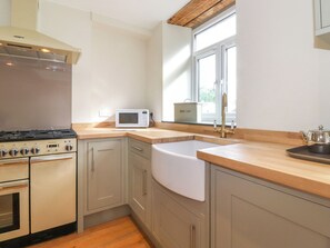 Fridge, dishwasher, electric kettle, cookware/dishes/utensils - Hannah's Cottage (Windermere)