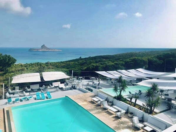 Huvila, useita makuuhuoneita, esteetön, tupakointi sallittu | Uima-allas | Ulkouima-allas