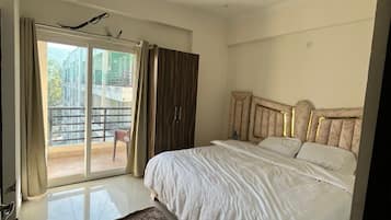 3 bedrooms, iron/ironing board, WiFi, bed sheets