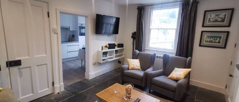 Televisión y chimenea