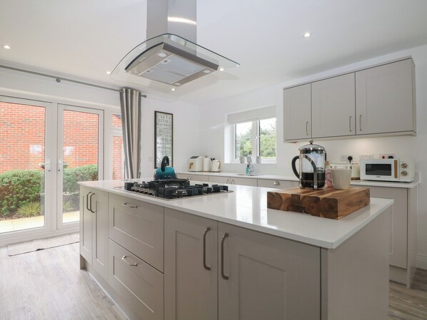 Astianpesukone, vedenkeitin, leivänpaahdin