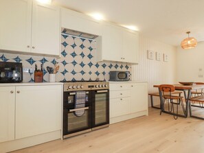 Réfrigérateur, lave-vaisselle, bouilloire électrique, grille-pain