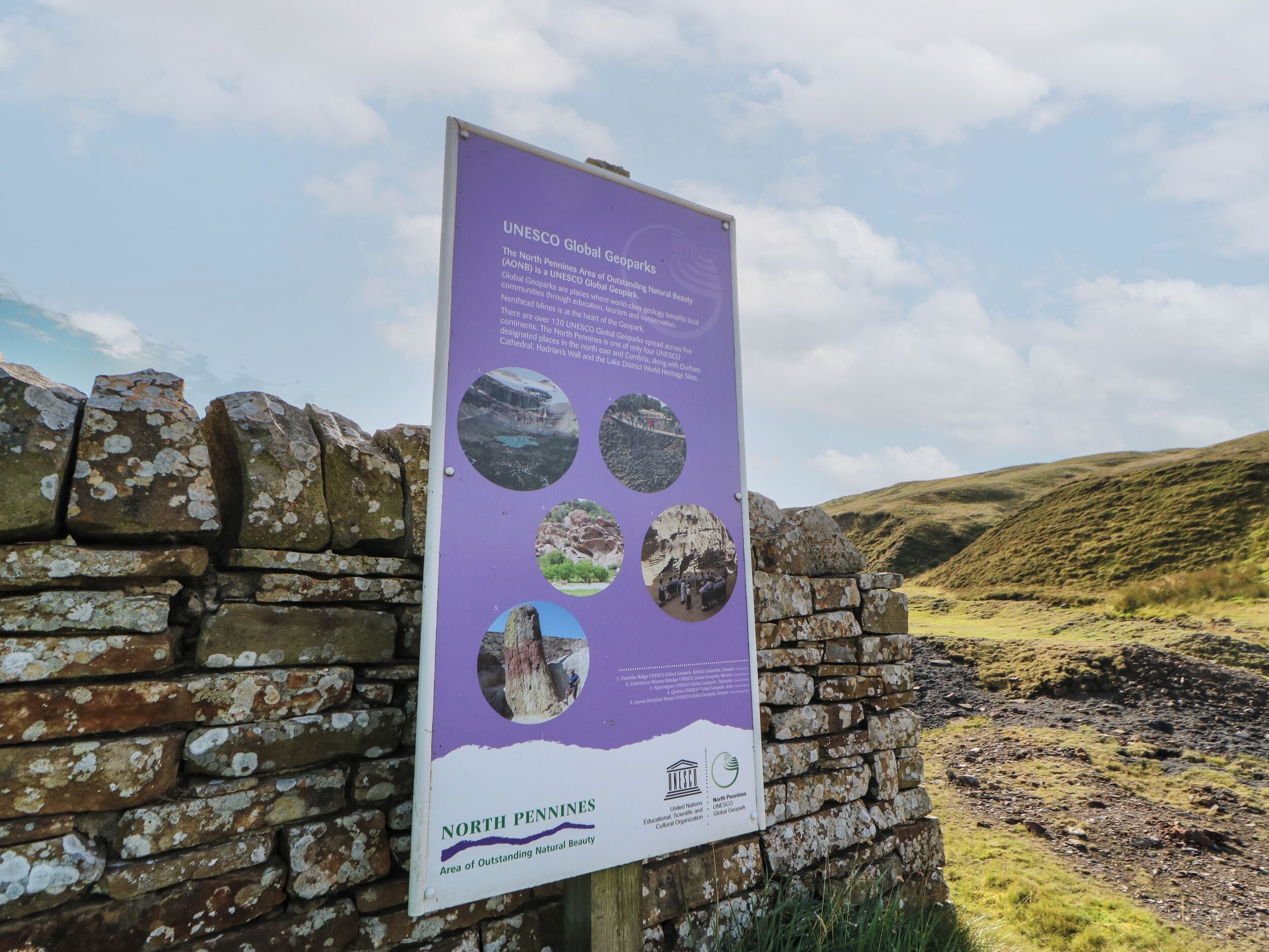 Un cartel con información sobre los Geoparques Globales de la UNESCO, incluyendo las North Pennines.
