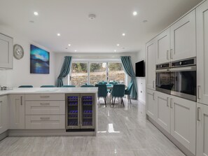 Refrigerador, lavavajillas, tetera/pava eléctrica, tostadora