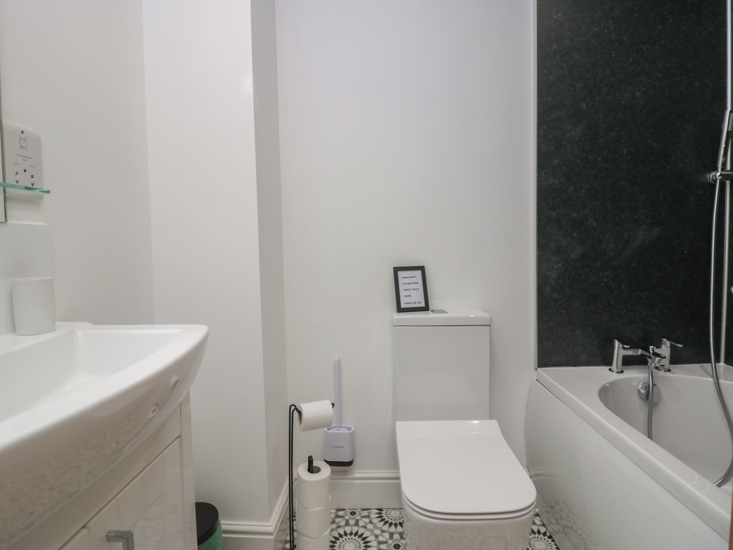 Un baño pequeño y moderno con inodoro, bidé y bañera.
