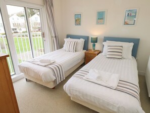 3 bedrooms, individually decorated, individually furnished, free WiFi - Whitfield P7 (Yarmouth)