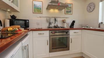 Lemari es, mesin pencuci piring, ketel listrik, dan pemanggang roti