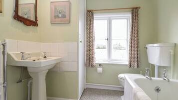 Ein Badezimmer mit Waschbecken, Toilette und Badewanne.