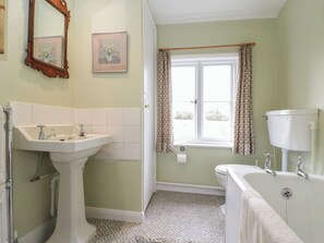 A bathroom with a sink, toilet, and bathtub. - Chalkpit Cottage (Didcot)