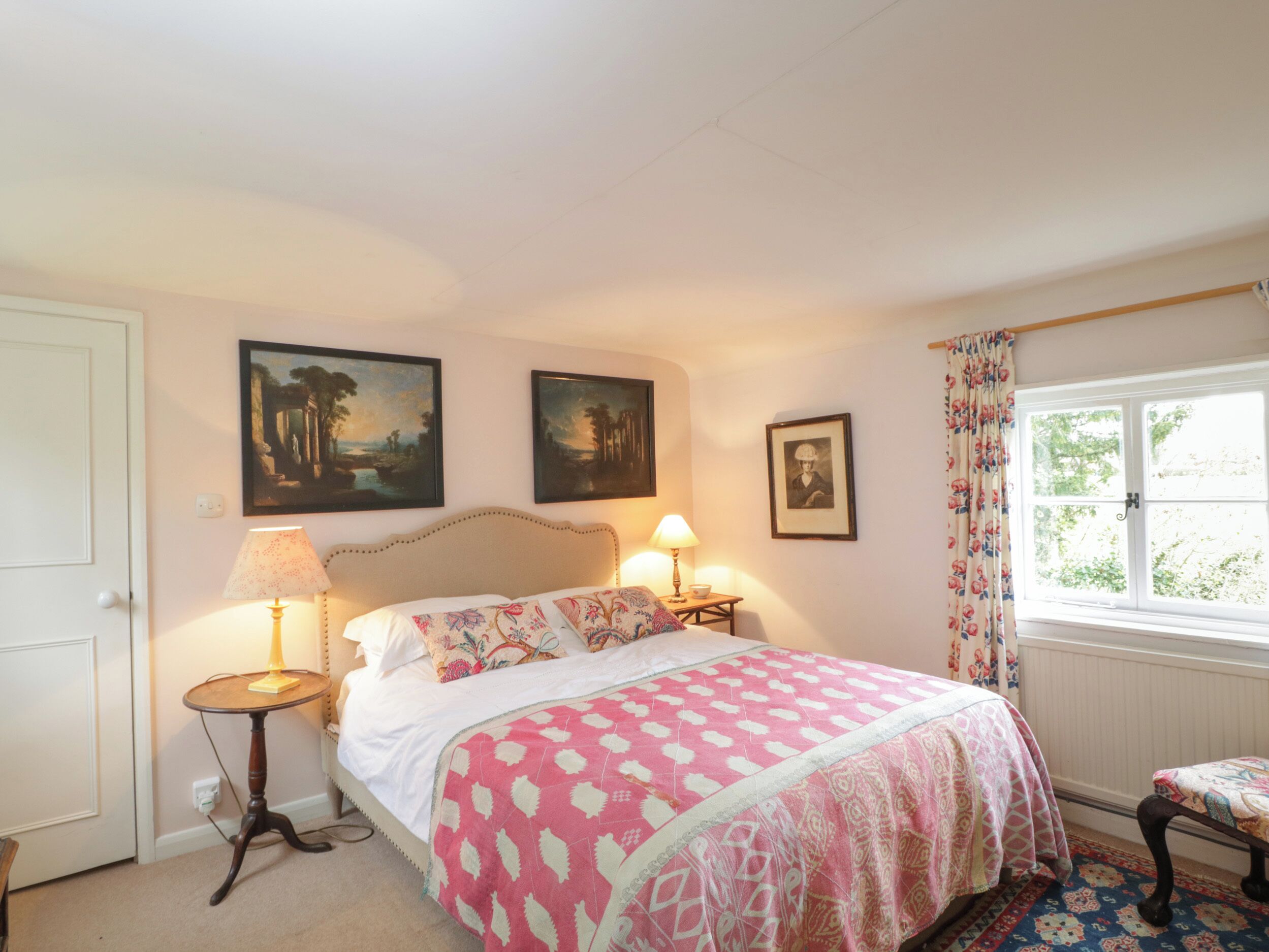 4 habitaciones, decoración personalizada y muebles diferentes 