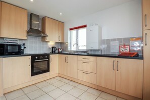 Réfrigérateur, bouilloire électrique, grille-pain