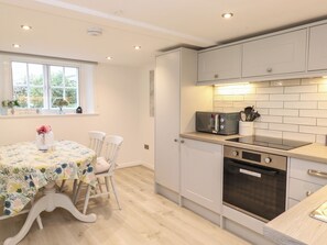 Fridge, dishwasher, electric kettle, toaster - Two Side House Farm (Ambleside)