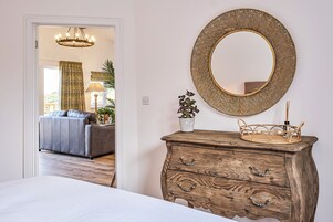 2 habitaciones, decoración personalizada y muebles diferentes 