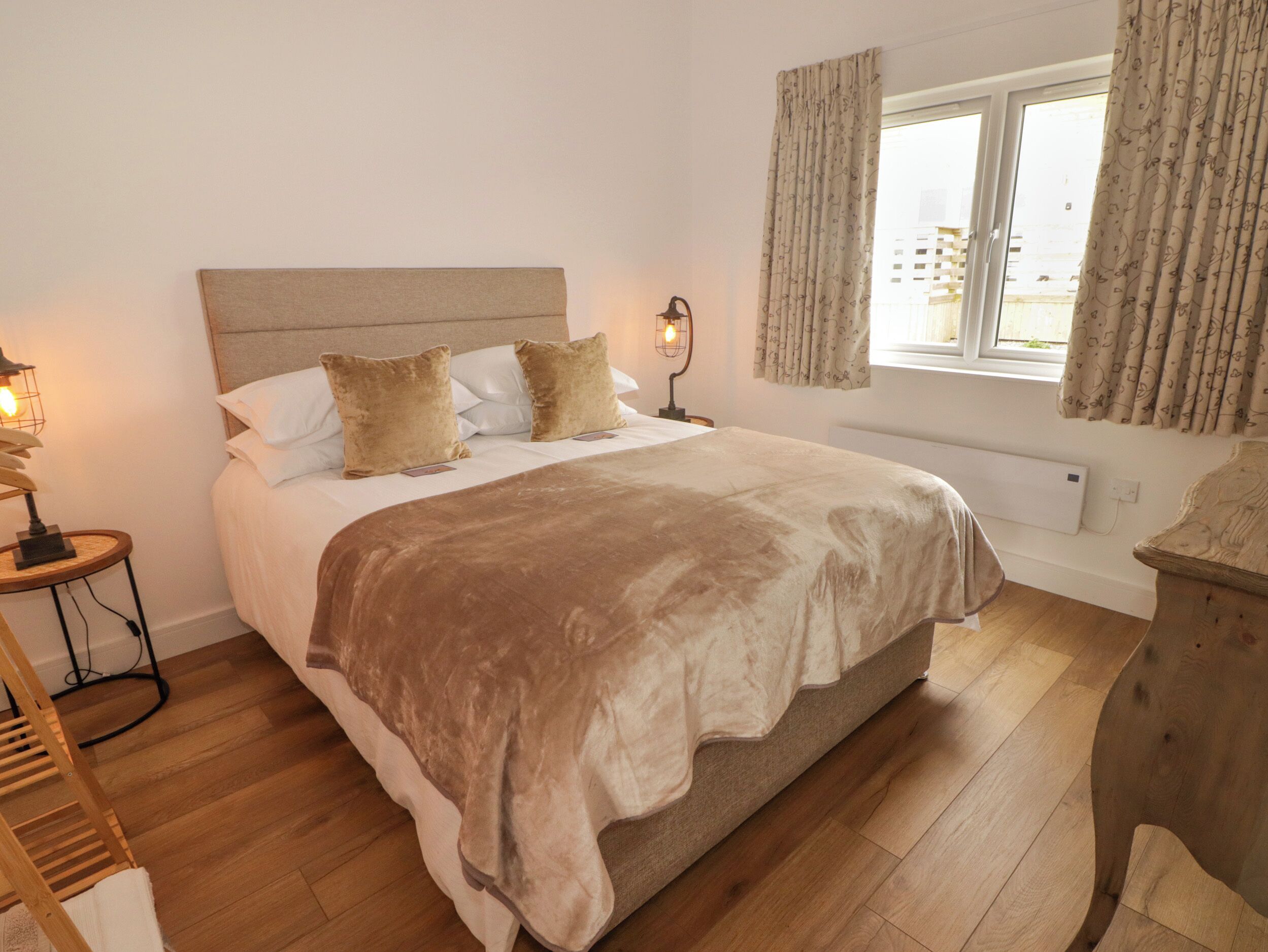 2 bedrooms, individually decorated, individually furnished, free WiFi