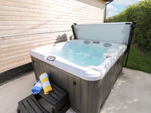 Outdoor spa tub - Heritage Retreat (Cowbridge)