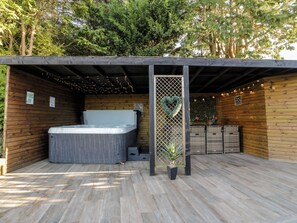 Outdoor spa tub - Smithy House (Dumfries)