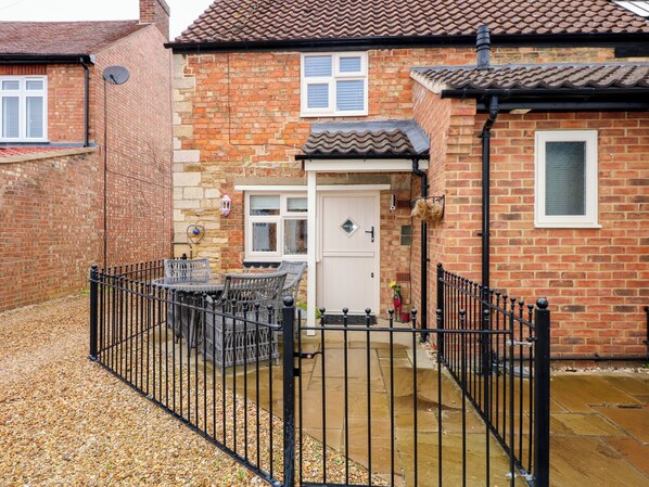Outdoor dining - The Old Bakery Cottage (Peterborough)